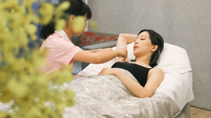 進來專屬的空間後,護理師會先替我將毛髮做刮除 進來專屬的空間後,護理師會先替我將毛髮做刮除